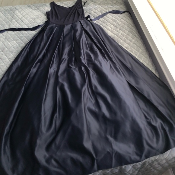 Elegant dinner gown - Picture 4 of 5